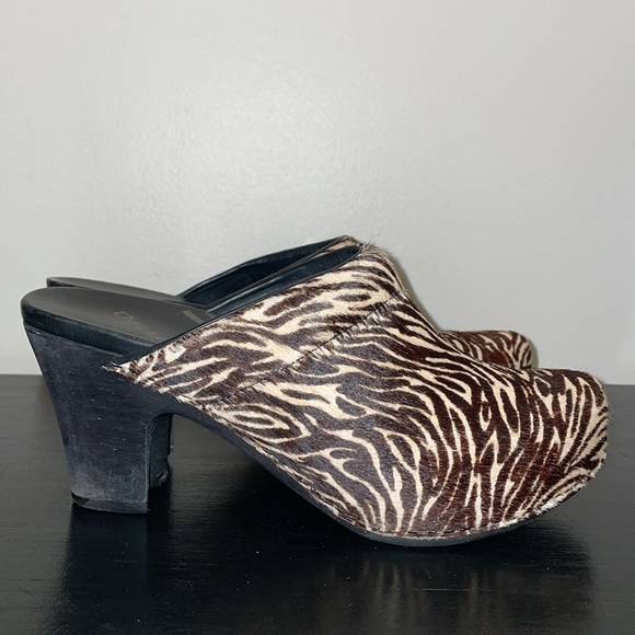 Dansko Rae Zebra Print Pony Hair Mules Clogs Size 39 US Size 9 - Picture 2 of 14